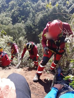 Efectivos del Consorcio de Bomberos durante el rescate del afectado