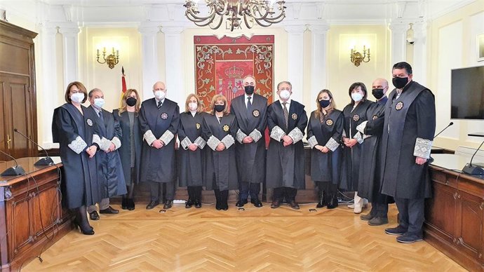 Javier Muñiz Tejerina, en el centro de la imagen situado entre la presidenta de la AP León, Ana del Ser, y el presidente de la Sección Tercera, Manuel Peñín.