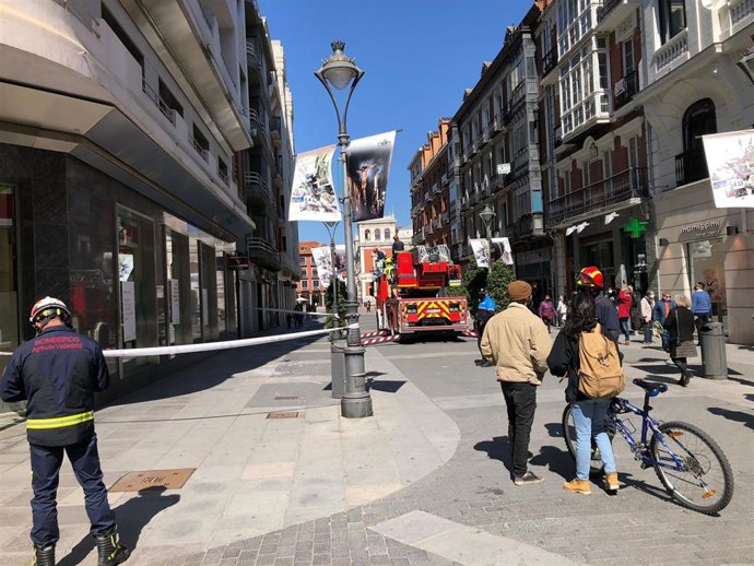 Bomberos y Policía Municipal acotan una zona de la calle Santiago de la capital vallisoletana tras la caída de cascotes de una fachada.
