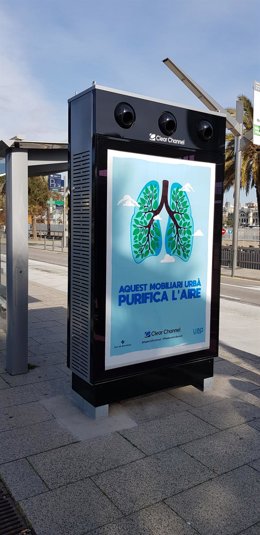 Marquesina con el dispositivo de purificación del aire instalado en el Puerto de Barcelona.
