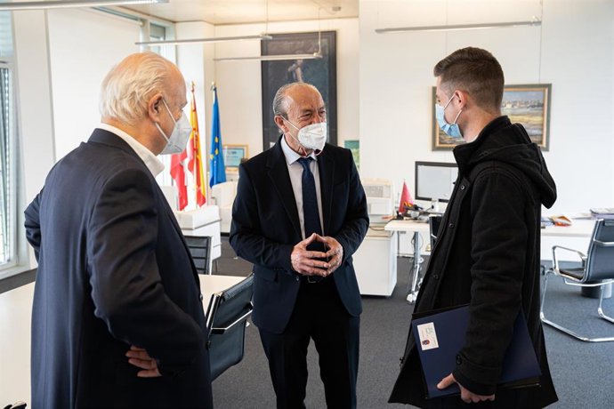 El Consejero De Industria, Turismo, Innovación, Transporte Y Comercio, Javier López Marcano (C), Recibe Al Alcalde De Rasines, Sergio Castro.