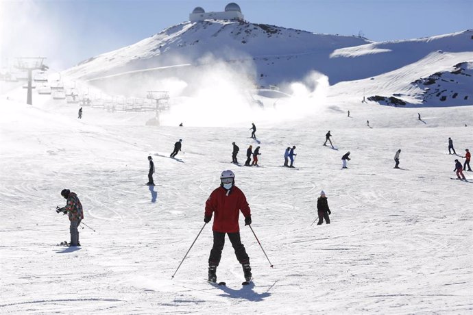 Archivo - Esquiadores  con mascarillas en la estación de esquí de Sierra Nevada al inicio de esta temporada
