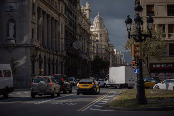 Archivo - Coches y un taxi en Barcelona, Catalunya (España), a 10 de noviembre de 2020.  