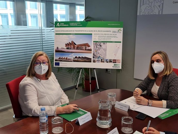 La consejera de Fomento, Marifrán Carazo, con la alcaldesa de Almonte, Rocío del Mar Castellano.