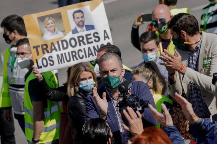 El secretario general de Vox, Javier Ortega Smith, en la caravana de coches celebrada por el partido en Murcia para exigir elecciones