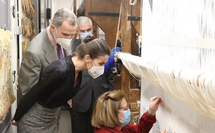 SUS MAJESTADES LOS REYES OBSERVAN LA FABRICACIÓN DE UN TAPIZ