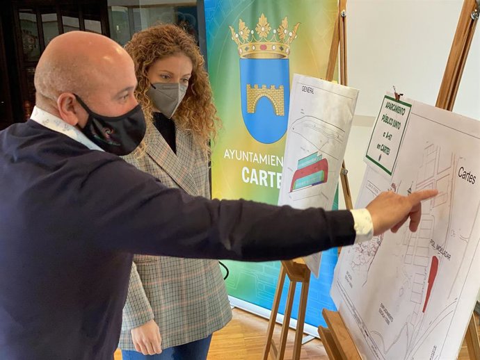 La delegada del Gobierno en Cantabria, Ainoa Quiñones, y el alcalde de Cartes, Agustín Molleda