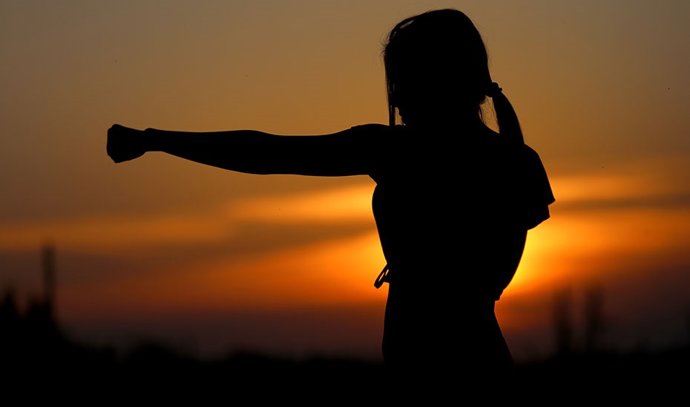 Archivo - Joven practicando deporte