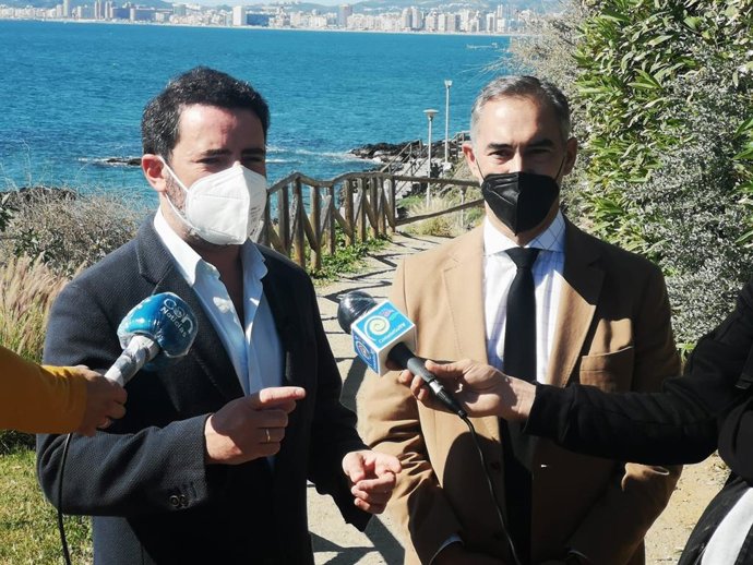 El parlamentario andaluz por el PP de Málaga José Ramón Carmona , junto al portavoz del PP en el Ayuntamiento de Benalmádena (Málaga), Juan Antonio Lara