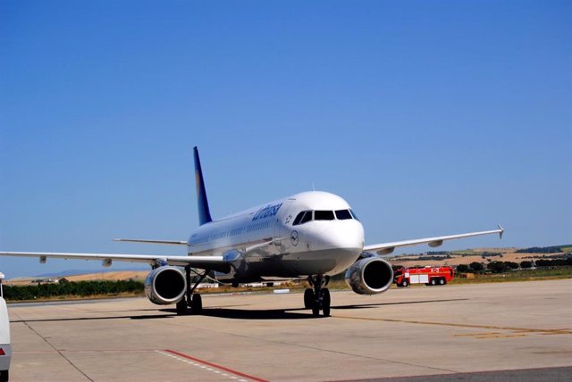 Archivo - Un avión de Lufthansa en el aeropuerto de Jerez