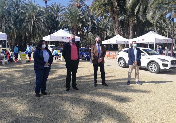 El delegado de Salud acude a la vacunación en Vera (Almería)