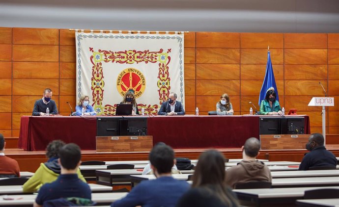 Mesa presidencial del acto institucional.