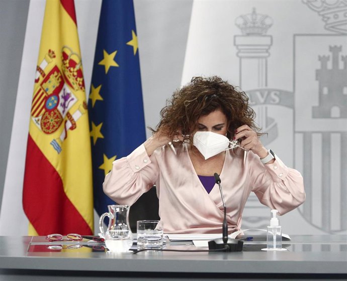 La ministra portavoz y ministra de Hacienda, María Jesús Montero, se quita la mascarilla antes de comparecer en rueda de prensa posterior al Consejo de Ministros celebrado en Moncloa, a 16 de marzo de 2021. Este encuentro es el primero que se ha celebra