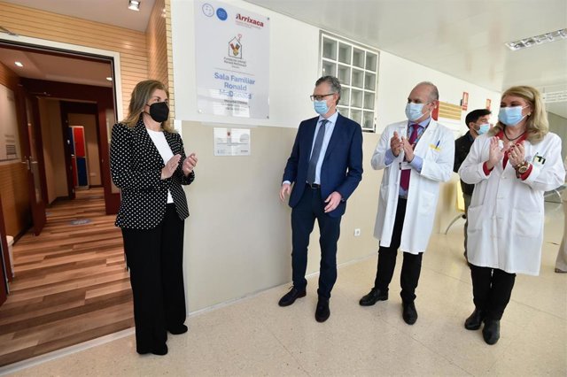 El consejero de Salud de la Región de Murcia , Juan José Pedreño ; junto con el director gerente del Hospital , Ángel Baeza; y la  presidenta de la Fundación Infantil Ronald McDonal, Blanca Moreno, inauguran la Sala Familiar Ronald McDonald de La Arrixaca