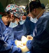 Foto: Realizan con éxito la primera cirugía endoscópica en España para solucionar la compresión medular cervical