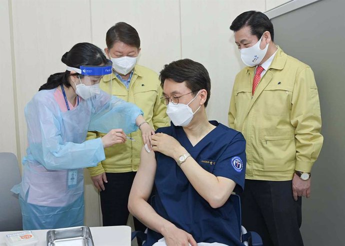 03 March 2021, South Korea, Daegu: A medical worker receives a shot of the Pfizer coronavirus (COVID-19) vaccine at a hospital in Daegu, 300 kilometers southeast of Seoul. Photo: -/YNA/dpa