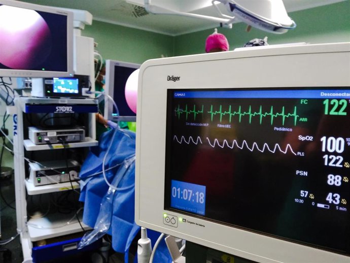 Archivo - Operación en el Hospital de La Candelaria (Tenerife)