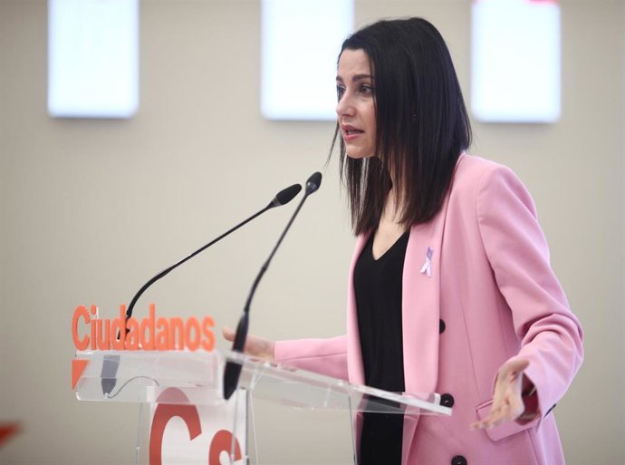 La presidenta de Ciudadanos, Inés Arrimadas, en una rueda de prensa en la sede del partido.