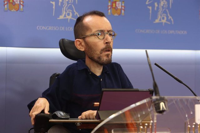 El portavoz de Unidas Podemos en el Congreso, Pablo Echenique, interviene en una rueda de prensa posterior a la Junta de Portavoces en el Congreso de los Diputados, en Madrid (España), a 9 de marzo de 2021.