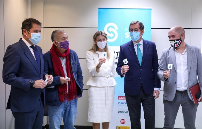 Archivo - (I-D) El presidente de CEOE, Antonio Garamendi; el líder de UGT, Pepe Álvarez; la ministra de Trabajo, Yolanda Díaz; el presidente de Cepyme, Gerardo Cuevas; y el líder de CCOO, Unai Sordo, muestran una piruleta a la cámara durante el acto de 