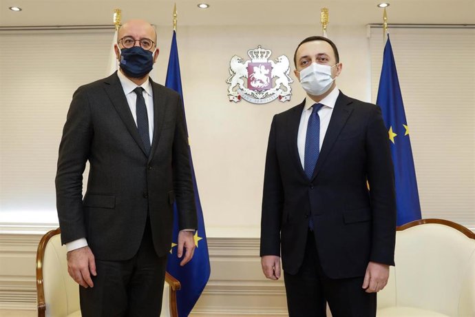 El presidente del Consejo Europeo, Charles Michel (izquierda), junto al primer ministro de Georgia, Irakli Garibashvili. 
