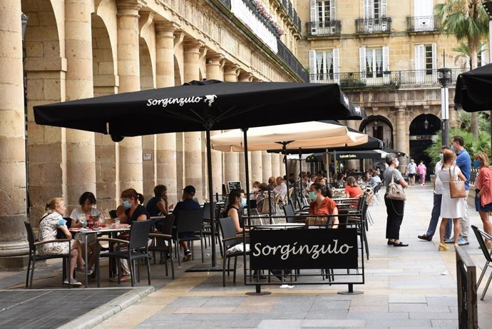 Archivo - Imagen de una terraza en la Plaza Nueva de Bilbao.