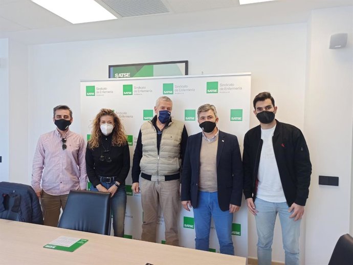 Imagen del encuentro que han mantenido este martes el Sindicato de Enfermería Satse con el coordinador de Andalucia Por Sí, Modesto González.