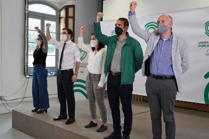 El coordinador general de IU, Alberto Garzón, el coordinador de IU Andalucía, Toni Valero, la secretaria de Estado de Igualdad, Noelia Vera, el secretario general del PCA, Ernesto Alba, y la secretaria política de Podemos Andalucía, Isabel Franco. 