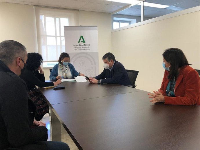 El alcalde del Ayuntamiento de Mairena del Alcor, Juan Manuel López y la delegada territorial de Salud y Familias, Regina Serrano,  con miembros de Asoema