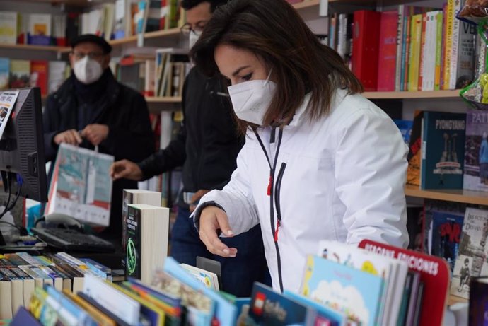 Archivo - Una de las vendedoras durante la 53 Feria del Libro de Valladolid.