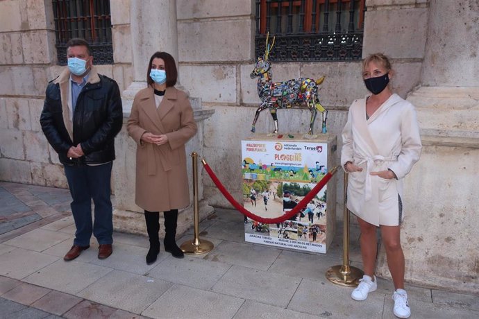 La escultura de un corzo, realizada con basura recuperada por los  turolenses, luce a las puertas del Ayuntamiento