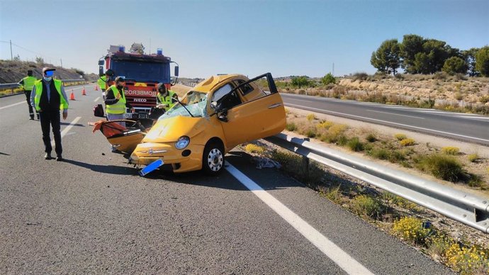 Imagen del coche accidentado facilitada por bomberos del CEIS