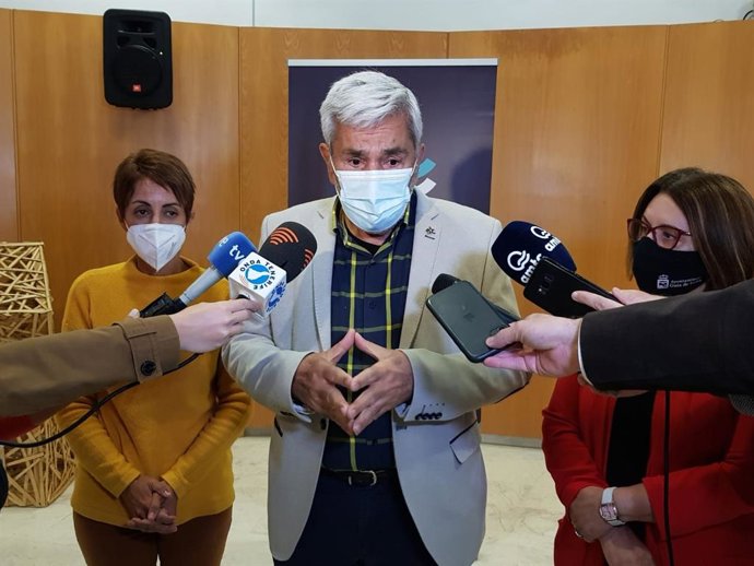 El presidente de la Asociación de Municipios Turísticos de Canarias, José Miguel Rodríguez Fraga, atiende a los medios de comunicación