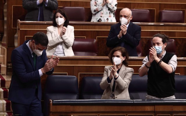 Carmen Calvo y Pablo Iglesias aplauden a Pedro Sánchez, tras su intervención en una sesión de Control al Gobierno en el Congreso 
