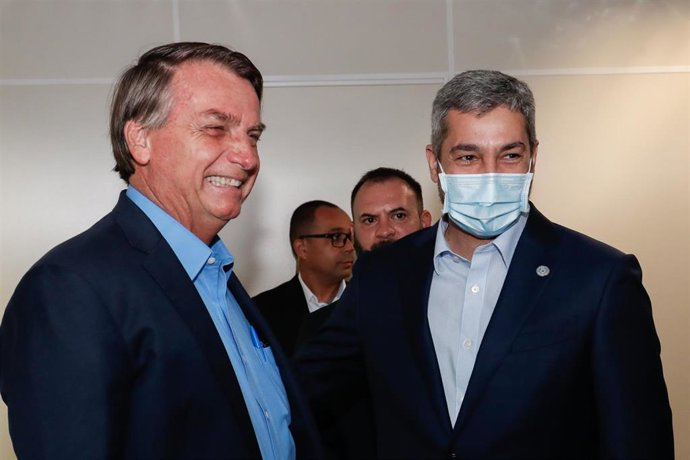 Archivo - El presidente de Brasil, Jair Bolsonaro, junto a su homólogo paraguayo, Mario Abdo Benítez. 