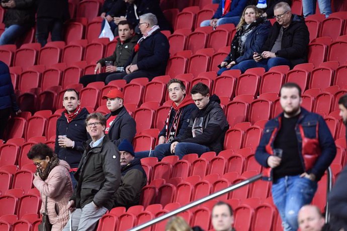 Archivo - Seguidores del Ajax en el Amsterdam Johann Cruyff Arena en febrero de 2020