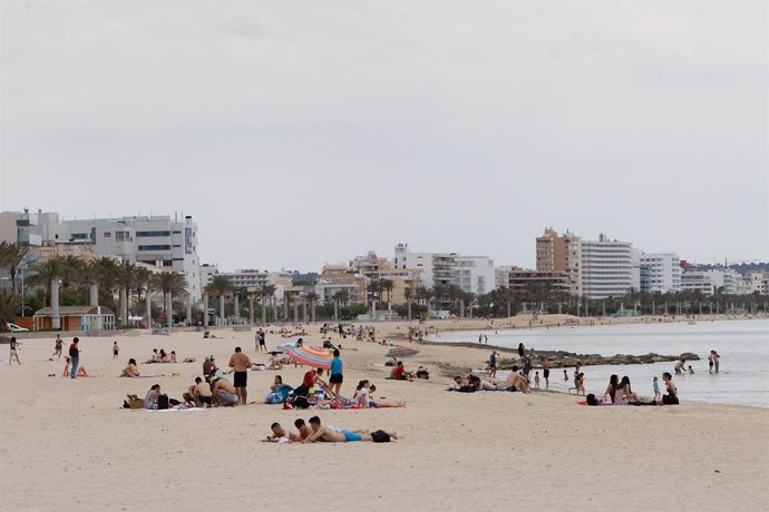 Archivo - Bañistas en una playa de Palma de Mallorca, Baleares (España).