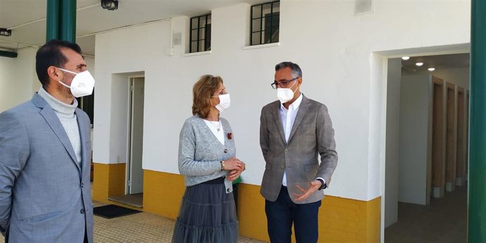 La delegada territorial de Educación y Deporte de la Junta de Andalucía en Córdoba, Inmaculada Troncoso, en su visita al IES Colonial.