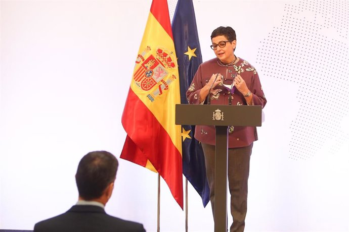 El presidente del Gobierno, Pedro Sánchez, observa a la ministra de Asuntos Exteriores, Unión Europea y Cooperación, Arancha González Laya, durante su intervención en el acto de presentación de la Guía de la Política Exterior Feminista