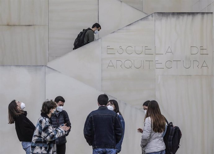 Varios estudiantes en una facultad de la Universidad de Valencia