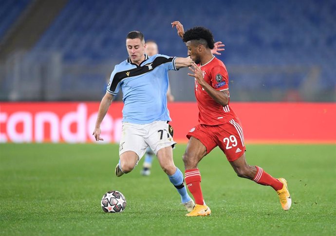 Italy, Rome: Lazio's Adam Marusic (L) and Munich's Kingsley Coman battle for the ball during the UEFAChampions League round of 16 first leg soccer match between SS Lazio and FC Bayern Munich at the Olympic Stadium. Photo: Giuseppe Maffia/dpa