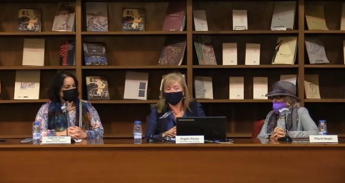 Acto de ingreso de originales de Pilarín Bayés, con la consellera ngels Ponsa y la directora de la Biblioteca de Catalunya Eugnia Serra