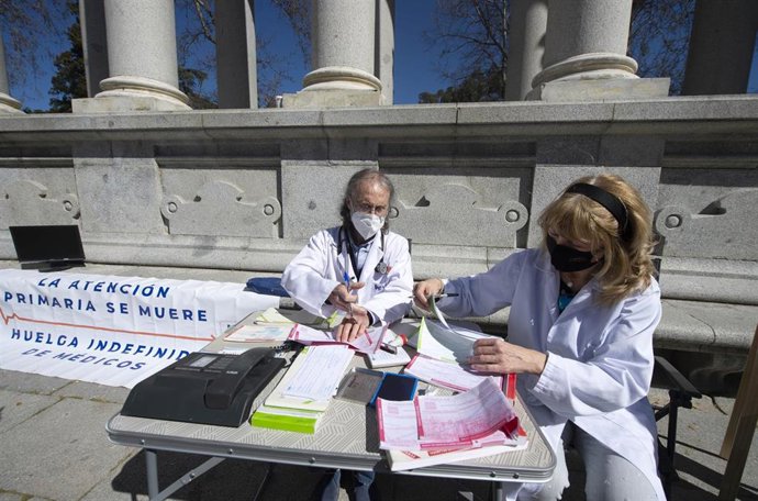 Convocadas por el sindicato mayoritario AMYTS, varias personas realizan una performance de protesta en el estanque de El Retiro, Madrid (España), a 16 de marzo de 2021. 