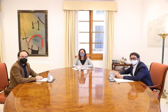 El diputado del Grupo Mixto Josep Castells, la presidenta del Govern, Francina Armengol, y el conseller de Modelo Económico, Turismo y Trabajo, Iago Negueruela.