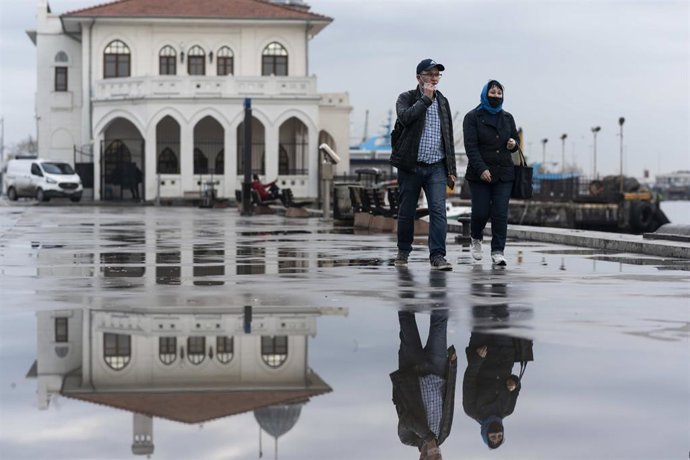 Archivo - Dos transeúntes en Estambul.