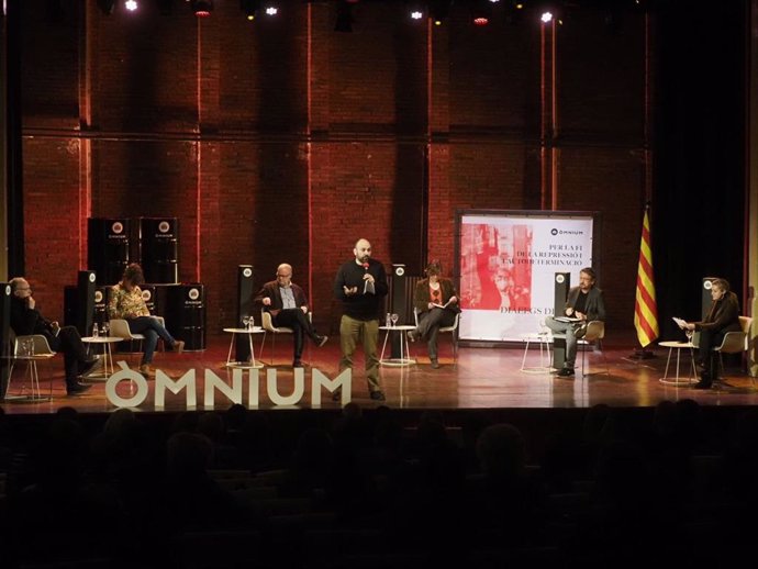 Primer debate del ciclo 'Dilegs de País', organizado por mnium Cultural en el Casino L'Aliana del Poblenou de Barcelona, el 16 de marzo de 2021.