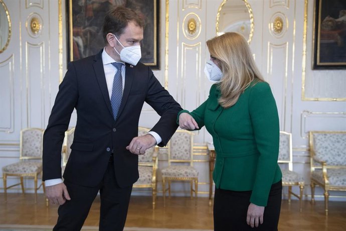 La presidenta eslovaca, Zuzana Caputova, saluda con el codo al primer ministro, Igor Matovic, antes de una reunión en el palacio presidencial de Bratislava. 
