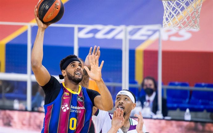 Brandon Davies intenta una canasta en el Bara-Unicaja de la Liga Endesa 2020-2021