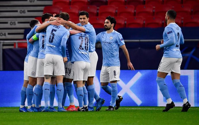 16 March 2021, Hungary, Budapest: Manchester City's players celebrate their side's first goal scored by Kevin De Bruyne during the UEFA Champions League round of 16 second leg soccer match between Manchester City and Borussia Moenchengladbach at Puskas 