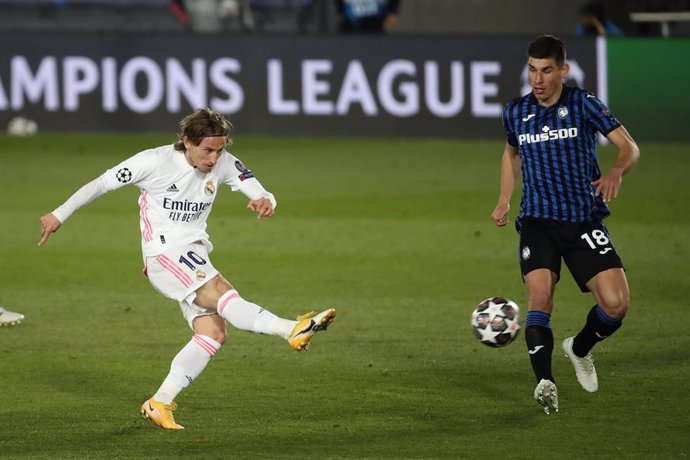 Luka Modric dispara en el Real Madrid-Atalanta de vuelta de octavos de final de la Liga de Campeones 2020-2021